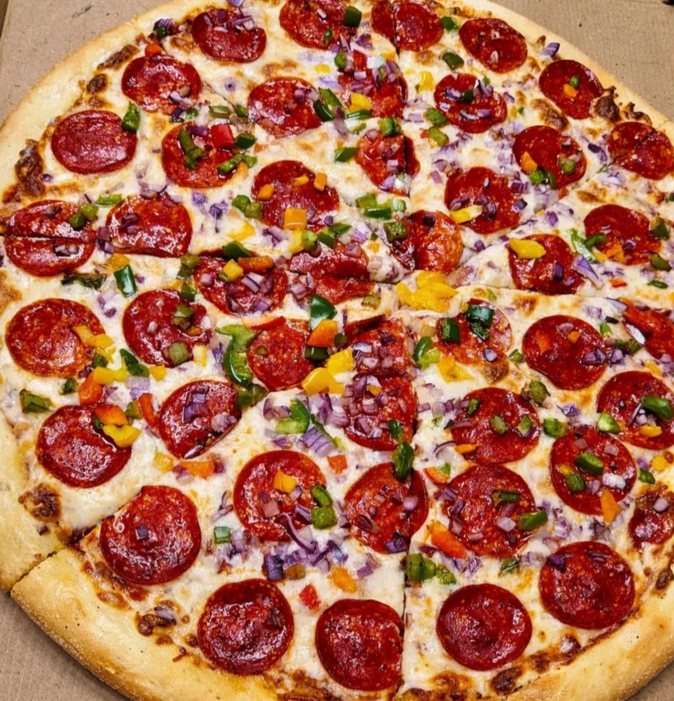 Variedad que incluye hamburguesas y sandwiches